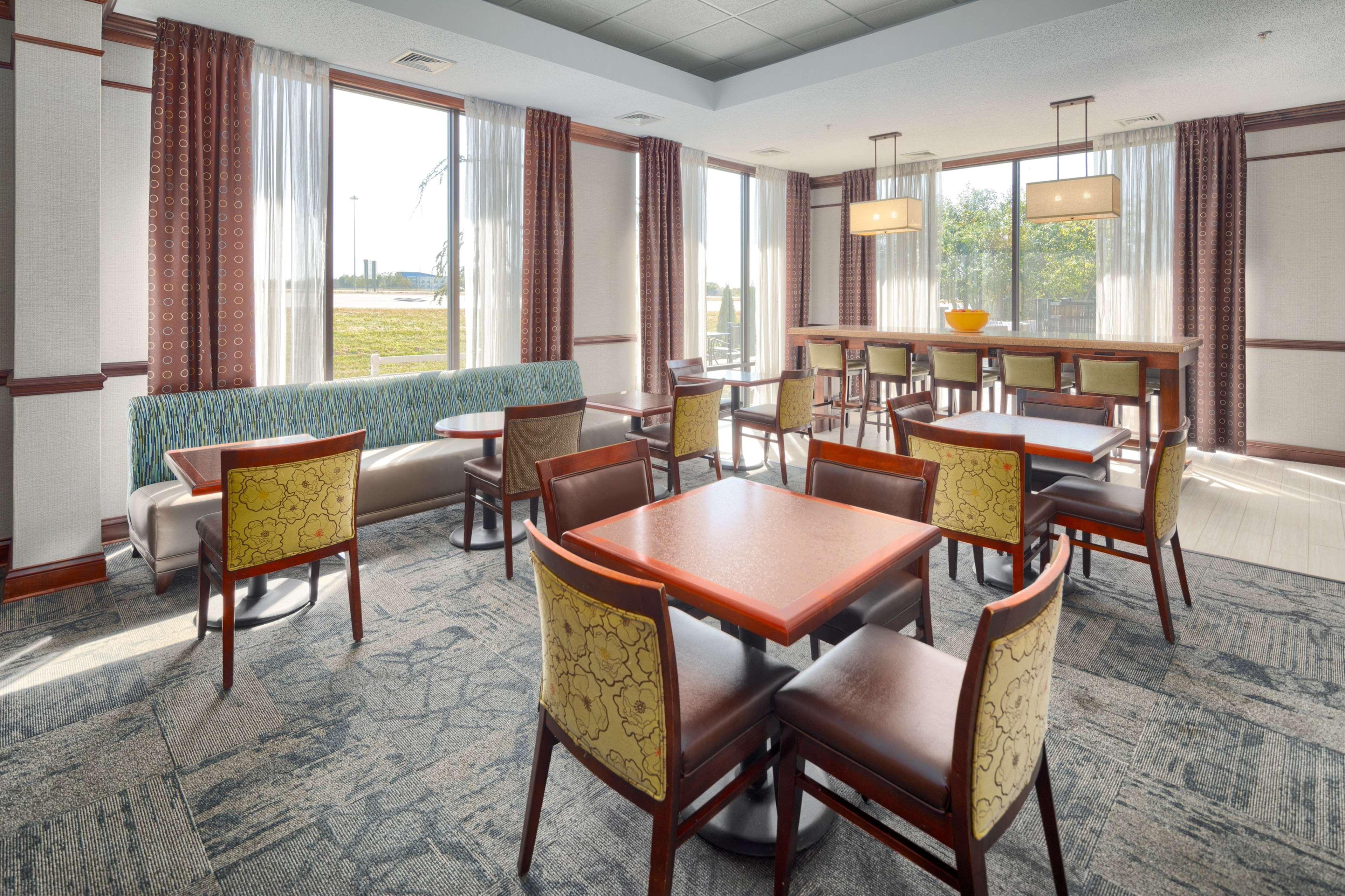 Hampton Inn Louisville Northeast Eksteriør billede