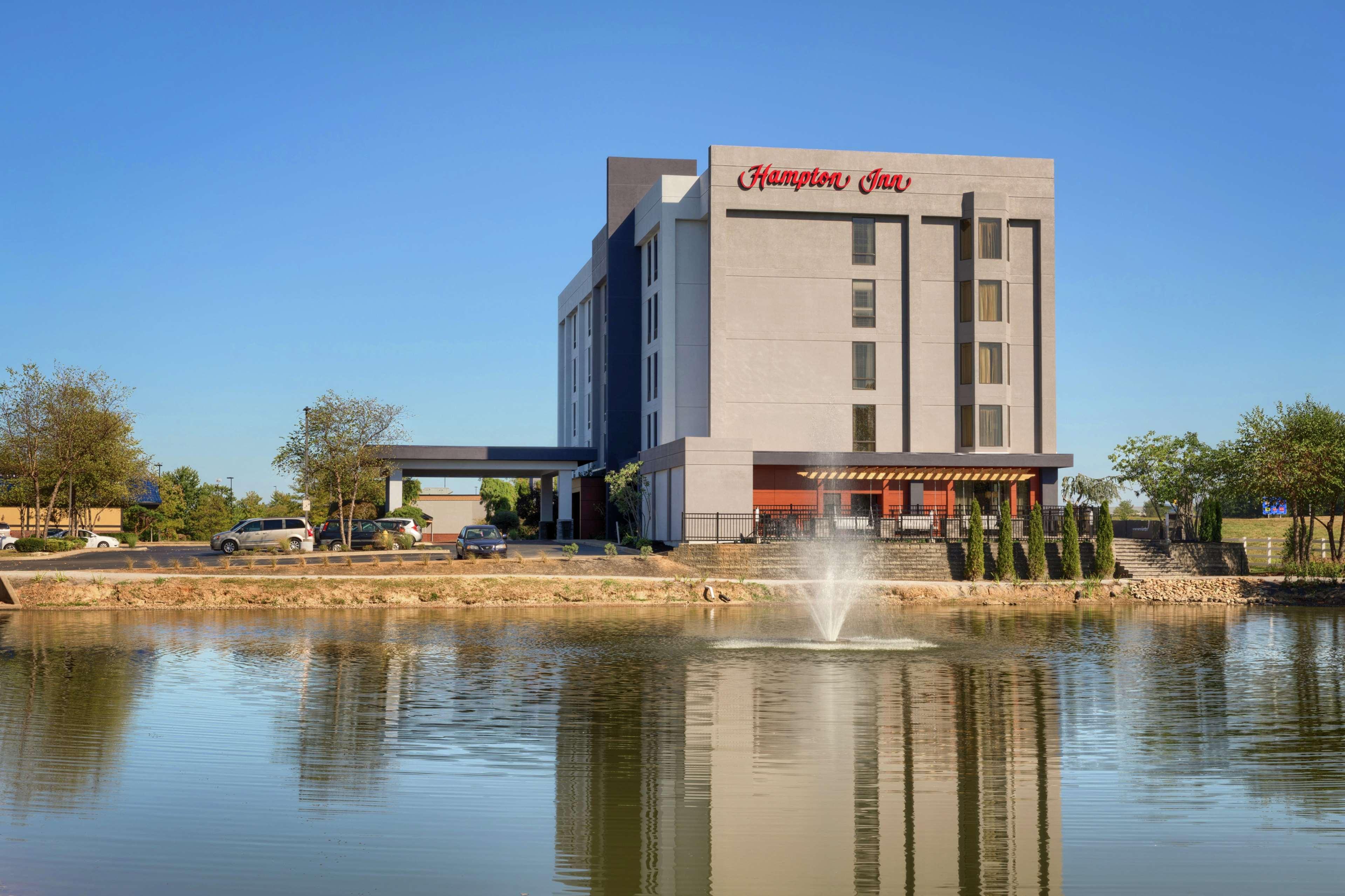 Hampton Inn Louisville Northeast Eksteriør billede